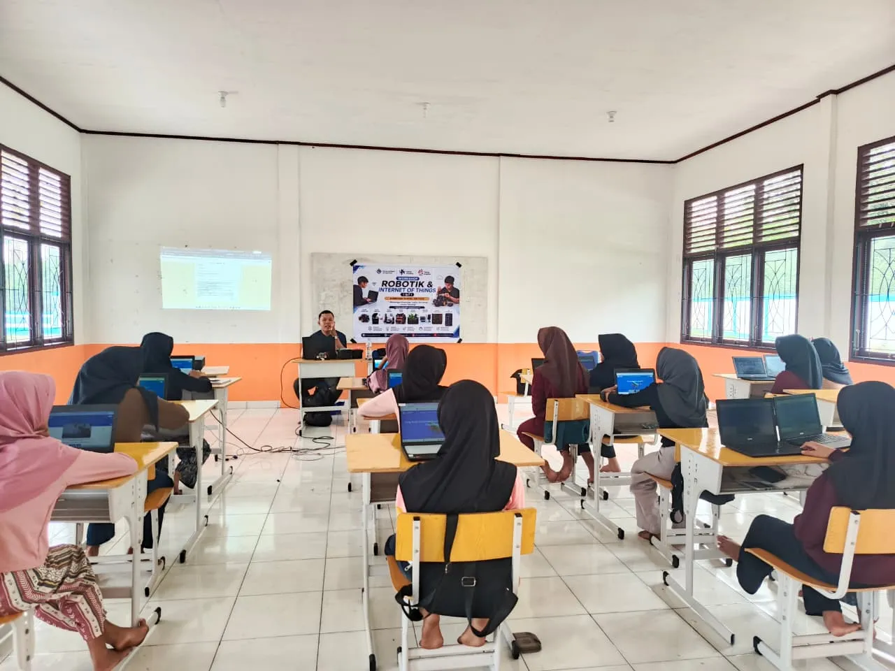 Workshop Robotik & IOT SMP Negeri 7 Penukal