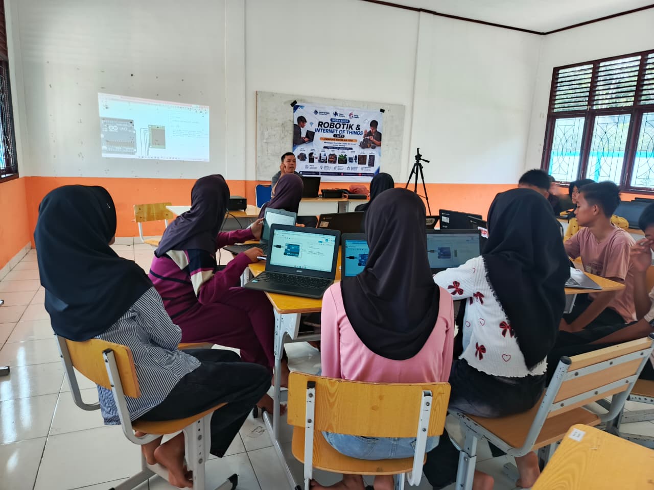 Workshop Robotik & IOT SMP Negeri 7 Penukal