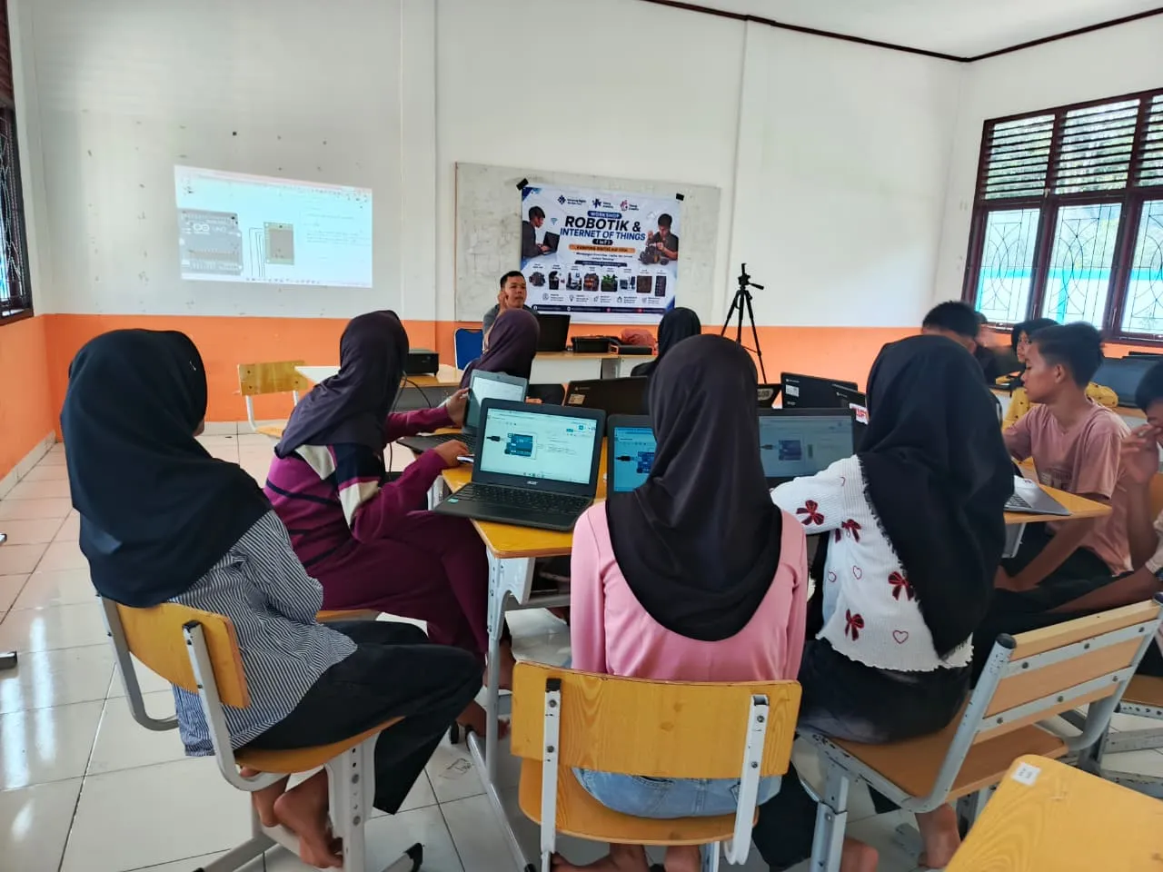 Workshop Robotik & IOT SMP Negeri 7 Penukal